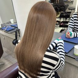 少し濃いめのミルキーべージュ